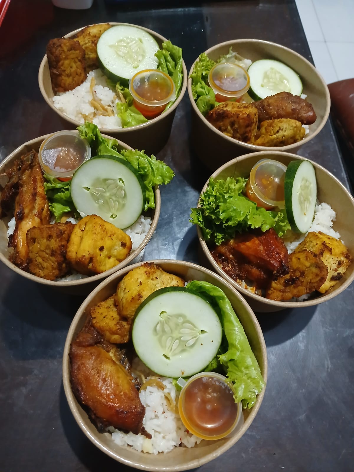 Nasi Liwet Ayam Kampung Dapur Karaeng Lu'Mu dengan bumbu tradisional Sulawesi