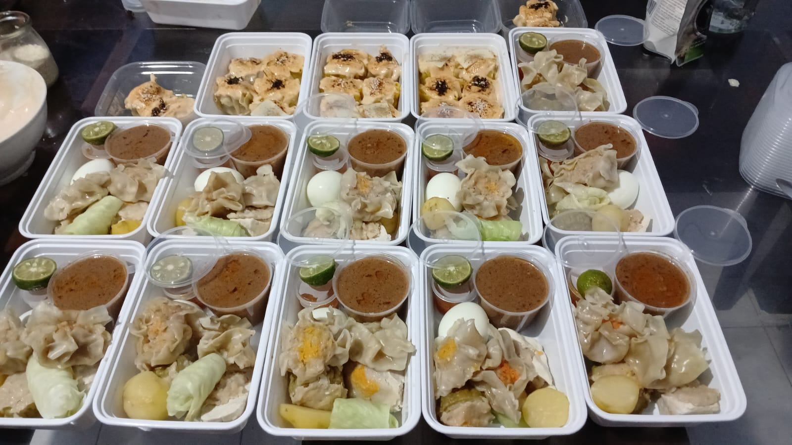 Siomay homemade Dapur Karaeng Lu'Mu Makassar dengan saus pendamping